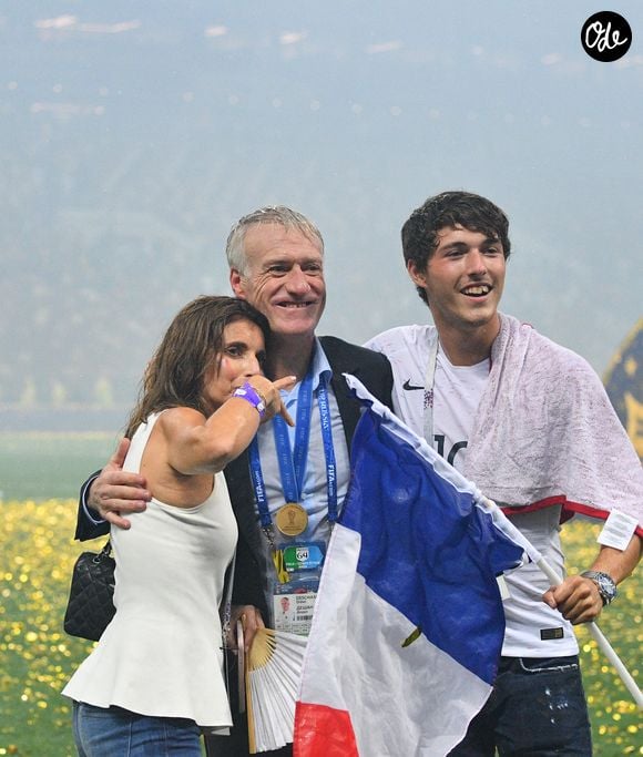 Le sélectionneur français Didier Deschamps célèbre sa victoire avec son fils Dylan et son épouse Claude après la victoire 4-2 de la France face à la Croatie en finale de la Coupe du monde de football 2018, au stade des Luzhniki à Moscou, en Russie, le 15 juillet 2018. Photo de Christian Liewig/ABACAPRESS.COM