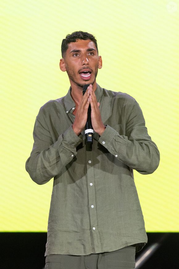 Ilyes Djadel lors de la première édition du "Do You Comedy" à la Citadelle de Saint-Tropez, Côte d'Azur, France, le 29 juin 2025. © Cyril Moreau/Bestimage