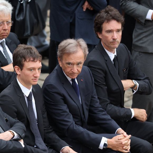 Frédéric Arnault, Bernard Arnault et Antoine Arnault lors de l'hommage national du général d'armée Jean-Louis Georgelin sur l'esplanade des Invalides à Paris, France. L'ancien chef d'État-major des armées, chargé de la reconstruction de Notre-Dame de Paris, est mort vendredi 18 août à 74 ans lors d'une randonnée sur les pentes du Mont Valier, dans les Pyrénées. © Dominique Jacovides/Bestimage