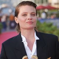 Costume et cheveux courts gominés pour Mélanie Thierry : l'actrice dévoile son nouveau look androgyne, stylé et audacieux