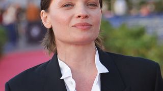 Costume et cheveux courts gominés pour Mélanie Thierry : l'actrice s'affiche avec son nouveau look androgyne, stylé et audacieux