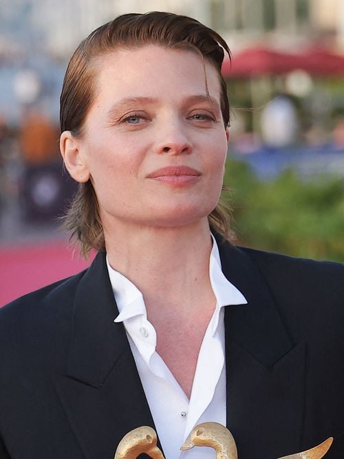 Costume et cheveux courts gominés pour Mélanie Thierry : l'actrice s'affiche avec son nouveau look androgyne, stylé et audacieux