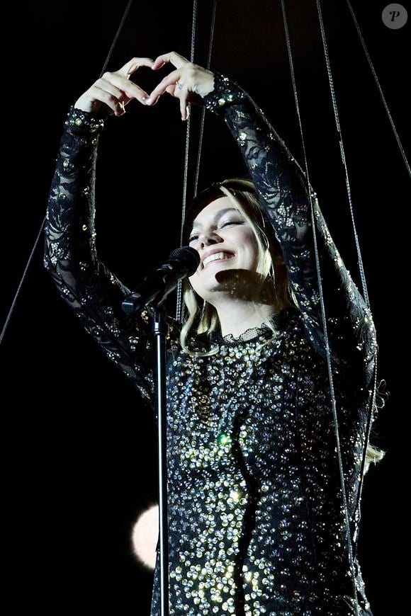 Une chanson très personnelle dans laquelle elle évoque sa maman décédée

La chanteuse Louane (Louane Emera), représentante de la France au concours de l'Eurovision, interprète pour la première fois son titre "maman", en hommage à sa mère décédée lorsqu'elle avait 17 ans, devant les 80 000 spectateurs, suspendue sur une plateforme, plusieurs mètres au-dessus de la pelouse et des musiciens, du Stade de France à la mi-temps du match du Tournoi des Six Nations opposant la France à l'Écosse, à Saint-Denis, Seine Saint-Denis, France, le 15 mars 2025. © Cyril Moreau/Bestimage