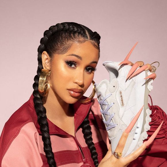 Les fashion du monde entier attendant déjà la sortie très limitée de ces futurs sneakers collectors.

Reebok et Cardi B reviennent maintenant avec une autre gamme de vêtements et de baskets. 

© Bestimage