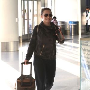Hayden Panettiere et son compagnon Bryan Hickerson arrivent à quelques minutes d'intervalle à l'aéroport de Los Angeles, le 30 novembre 2022.

Backgrid USA / Bestimage