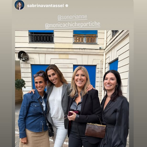 Pour recevoir les honneurs de la République, Amanda Sthers avait misé sur une élégance sobre et moderne. Exit la robe de gala, la femme de lettres est apparue rayonnante dans un superbe tailleur pantalon noir, parfaitement coupé, associé à un chemisier soyeux gris anthracite.

Amanda Sthers décorée pour son parcours.