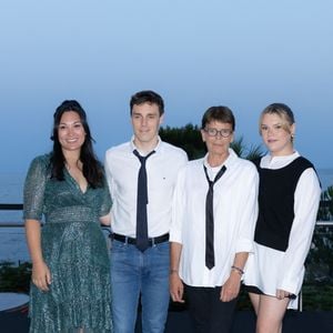 S.A.S. la princesse Stéphanie de Monaco, Louis et Marie Ducruet et Camille Gottlieb posent avant le Gala Fight AIDS Monaco, dans la salle des Etoiles du Sporting Monte-Carlo, à Monaco, le 5 juillet 2025. © Olivier Huitel/Pool Monaco/Bestimage