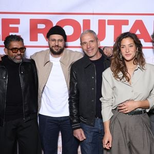 Bien évidemment, d'autres membres du casting étaient également de la partie. A l'instar de Philippe Lefebvre, Youssef Aajdi, Hakim Jemili, Medi Sadoun, Aude Gogny-Goubert, Nicolas Buchoux ou encore Manon Azem. 


Philippe Lefebvre, Youssef Aajdi, Hakim Jemili,  Medi Sadoun, Manon Azem, Nicolas Buchoux et Christian Clavier - Avant-première du film "Le Routard" au cinéma Max Linder à Paris le 24 mars 2025. © Denis Guignebourg/Bestimage
