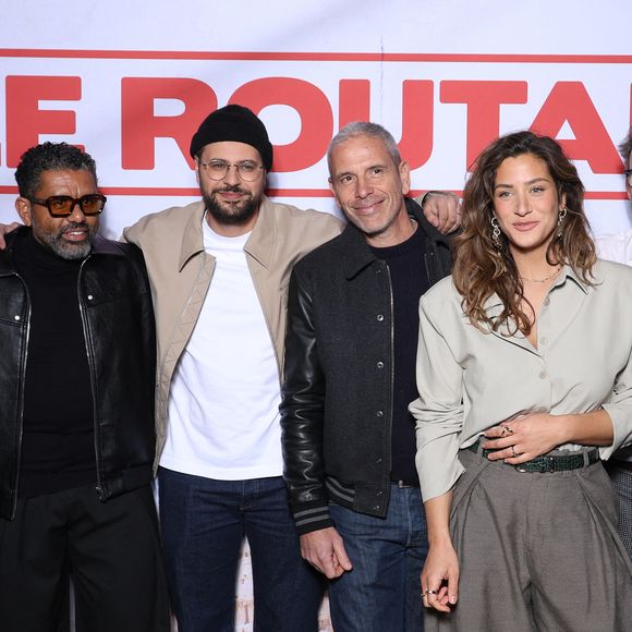 Bien évidemment, d'autres membres du casting étaient également de la partie. A l'instar de Philippe Lefebvre, Youssef Aajdi, Hakim Jemili, Medi Sadoun, Aude Gogny-Goubert, Nicolas Buchoux ou encore Manon Azem. 


Philippe Lefebvre, Youssef Aajdi, Hakim Jemili,  Medi Sadoun, Manon Azem, Nicolas Buchoux et Christian Clavier - Avant-première du film "Le Routard" au cinéma Max Linder à Paris le 24 mars 2025. © Denis Guignebourg/Bestimage