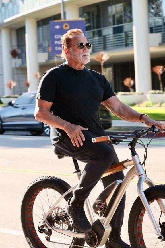 Arnold Swarzenegger s'est promené à vélo à Santa Monica. © Backgrid USA / Bestimage