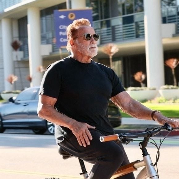 Arnold Swarzenegger s'est promené à vélo à Santa Monica. © Backgrid USA / Bestimage