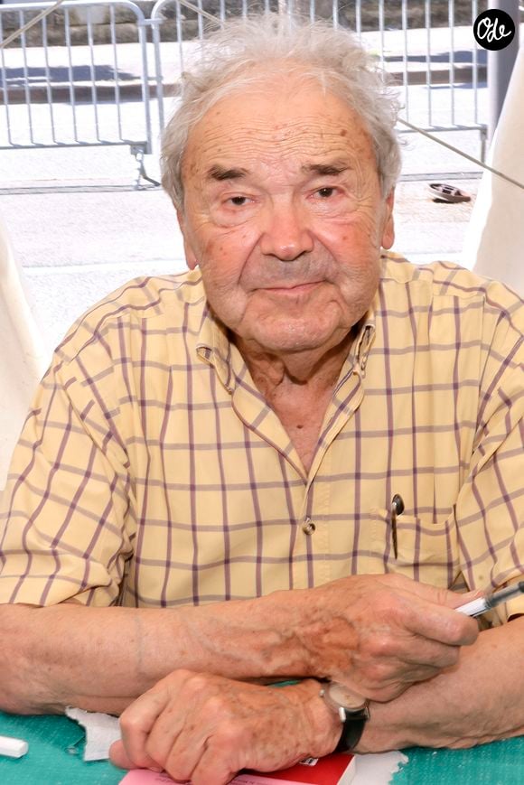 c’est pour un événement bien particulier qu’il a tenu à se rendre dans le Val-d’Oise jeudi 17 septembre dernier.

Pierre Perret lors de la 38ème édition du salon du livre de Cosne-Cours-sur-Loire le 23 mai 2026. © Cédric Perrin / Bestimage
