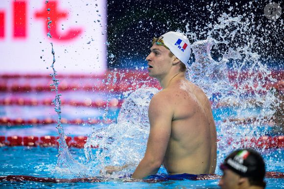 Leon Marchand de France célèbre après avoir participé à la demi-finale du 200 mètres quatre nages individuel et avoir battu le record du monde lors de la 20e journée des Championnats du monde de natation le 30 juillet 2025 à Singapour. Photo de Joel Marklund/Bildbyran/ABACAPRESS.COM