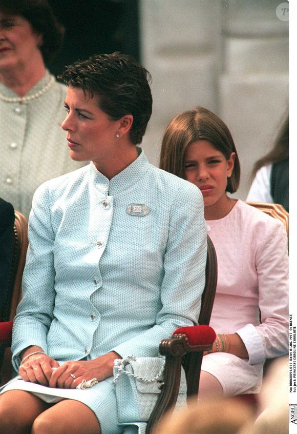 Caroline de Monaco et sa fille Charlotte Casiraghi lors des célébrations du 74e anniversaire du prince Rainier III et de la commémoration des 700 ans de règne de la famille Grimaldi, à Monaco, en juin 1997.
Crédit : Agence/Bestimage