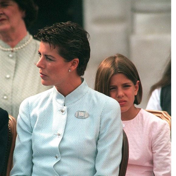 Caroline de Monaco et sa fille Charlotte Casiraghi lors des célébrations du 74e anniversaire du prince Rainier III et de la commémoration des 700 ans de règne de la famille Grimaldi, à Monaco, en juin 1997.
Crédit : Agence/Bestimage