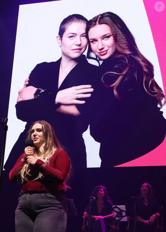 Exclusif -  Milla Savarese ( la fille de Emilie Dequenne) perform en live en hommage a sa Mere disparue - 4ème édition du gala "Tous les talents chantent contre le cancer"à l'Olympia à Paris le 20 Juin 2025. © Denis Guignebourg/Bestimage