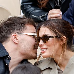 Loin des polémiques, le capitaine du XV de France s’offre un moment de répit en Provence, dans un hôtel confidentiel inauguré par un célèbre chanteur. 

Antoine Dupont et sa compagne Iris Mittenaere en tribunes lors de la finale messieurs des Internationaux de France de Tennis de Roland Garros 2025 (jour 15), à Paris, France, le 8 juin 2025. © Cyril Moreau/Bestimage