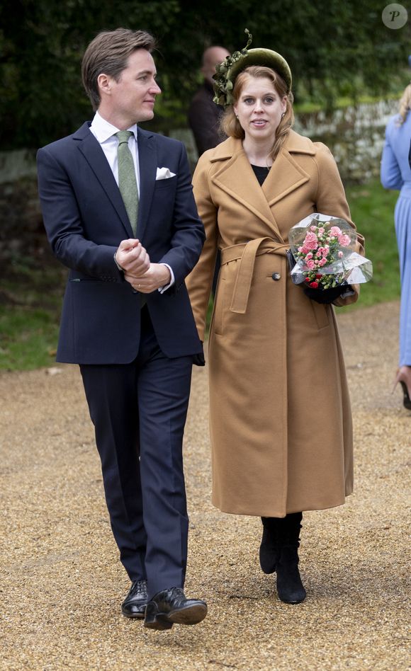 C'est son époux Edoardo Mapelli Mozzi qui a annoncé l'heureuse nouvelle sur Instagram. 

La princesse Beatrice d'York, son mari Edoardo Mapelli Mozzi - La famille royale britannique se rend à la messe de Noël à Sandringham le 25 décembre 2024 © Goff Inf/ Bestimage