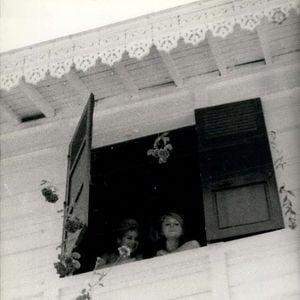 En revanche, la petite sœur de l'actrice, Mijanou, âgée de 88 ans, devrait briller par son absence.

18 juin 1959 - La photo montre Maggy Martini, la cascadeuse de B.B. (à gauche) et Mijanou, la sœur de B.B., qui lancent des fleurs aux photographes depuis une fenêtre.  (Crédit photo : ? Keystone Press Agency/ZUMA Press Wire)