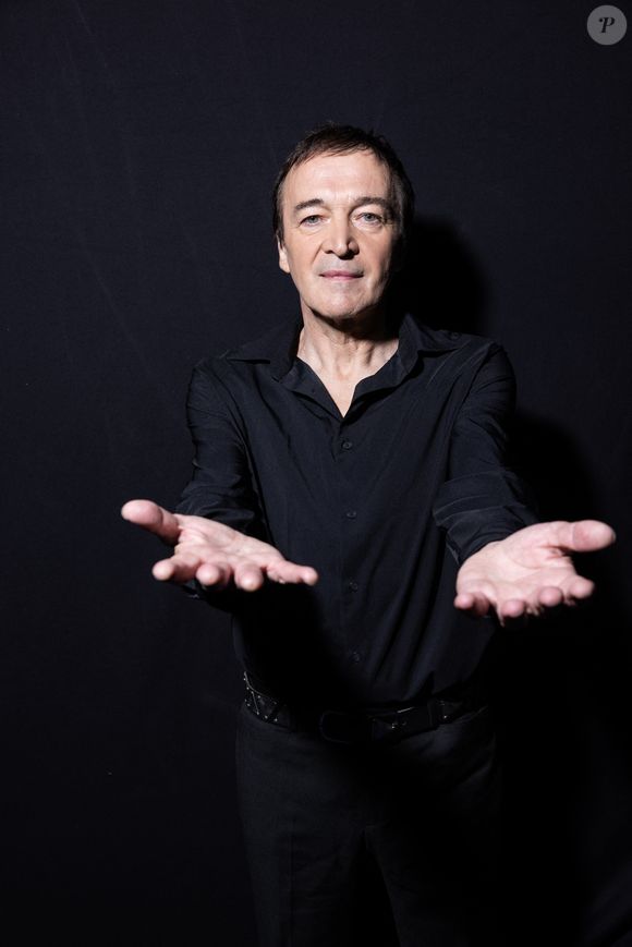 Exclusif - Cali en backstage lors de l'enregistrement de l'émission "La Boîte à secrets", présentée par Faustine Bollaert et diffusée le 17 octobre sur France 3, dans les studios du Lendit à Saint-Denis, France, le 23 septembre 2025. © Cyril Moreau/Bestimage