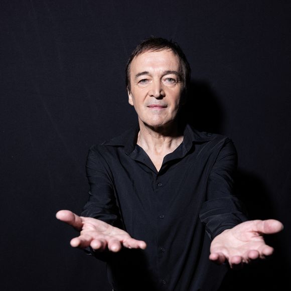 Exclusif - Cali en backstage lors de l'enregistrement de l'émission "La Boîte à secrets", présentée par Faustine Bollaert et diffusée le 17 octobre sur France 3, dans les studios du Lendit à Saint-Denis, France, le 23 septembre 2025. © Cyril Moreau/Bestimage