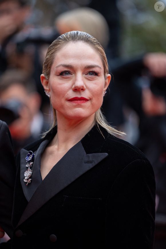 Au moment du tournage, son cancer était déjà en train de se propager. 

Emilie Dequenne - Montée des marches du film « Kaibutsu (Monster) » lors du 76ème Festival International du Film de Cannes, au Palais des Festivals à Cannes. Le 17 mai 2023
© Olivier Borde / Bestimage