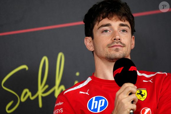 Un joli clin d’œil à sa sortie remarquée avec Charles Leclerc le jour de leur union dans les rues de la principauté de Monaco à bord d’une Ferrari 250 Testa Rossa de 1957.

Le pilote Ferrari Charles Leclerc lors d'une conférence de presse le deuxième jour des essais de pré-saison de la Formule 1 Aramco sur le circuit international de Bahreïn, à Sakhir. Date de la photo : jeudi 19 février 2026.  Bradley Collyer/PA Wire. PA Photos/ABACA