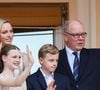 En légende de cette vidéo, on apprend d'ailleurs la nouvelle marque distinctive du jeune Prince Jacques : "Un déplacement princier marqué par la remise symbolique des clés de la cité au Prince Jacques, Marquis des Baux."

Le prince Albert II de Monaco, la princesse Charlène de Monaco, le prince héréditaire Jacques de Monaco, marquis des Baux, la princesse Gabriella de Monaco, comtesse de Carladès au balcon du Palais princier lors de la célébration de la fête de la Saint Jean sur la Place du Palais princier de Monaco, le 23 juin 2026.

Claudia Albuquerque / Bestimage