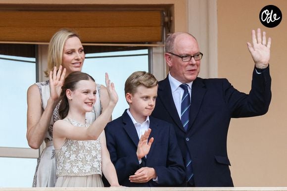 En légende de cette vidéo, on apprend d'ailleurs la nouvelle marque distinctive du jeune Prince Jacques : "Un déplacement princier marqué par la remise symbolique des clés de la cité au Prince Jacques, Marquis des Baux."

Le prince Albert II de Monaco, la princesse Charlène de Monaco, le prince héréditaire Jacques de Monaco, marquis des Baux, la princesse Gabriella de Monaco, comtesse de Carladès au balcon du Palais princier lors de la célébration de la fête de la Saint Jean sur la Place du Palais princier de Monaco, le 23 juin 2026.

Claudia Albuquerque / Bestimage