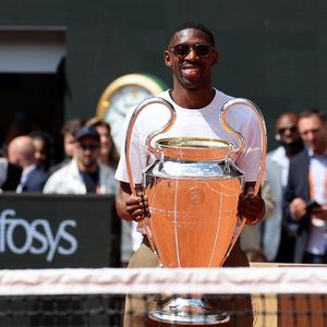 Ousmane Dembélé (PSG) présente le trophée de la Ligue des champions sur le court Philippe-Chatrier lors des internationaux de France de Tennis de Roland Garros 2025 (Jour 9), à Paris, France, le 2 juin 2025. © Jacovides-Moreau/Bestimage