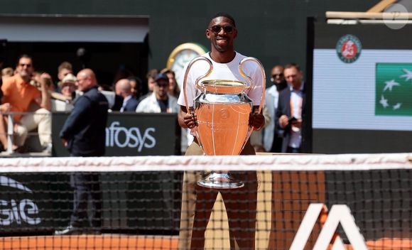 Ousmane Dembélé (PSG) présente le trophée de la Ligue des champions sur le court Philippe-Chatrier lors des internationaux de France de Tennis de Roland Garros 2025 (Jour 9), à Paris, France, le 2 juin 2025. © Jacovides-Moreau/Bestimage