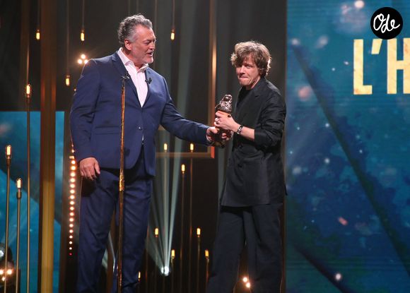 Alex Lutz reçoit le Molière de l'Humour pour "Sexe, Grog et Rocking Chair" - 37ème Nuit des Molières aux Folies Bergère à Paris, France, le 04 Mai 2026. © Bertrand Rindoff / Bestimage