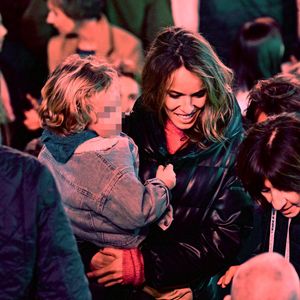 Ses parents ont décidé de protéger son image à tout prix...

Philippe Lacheau, l'acteur, réalisateur, scénariste et animateur français venu en famiile, avec sa femme Elodie Fontan et leur fils Raphaël, durant le premier corso carnavalesque illuminé du Carnaval de Nice 2024 "Roi de la Pop Culture", le 17 février 2024.
 © Bruno Bebert/Bestimage