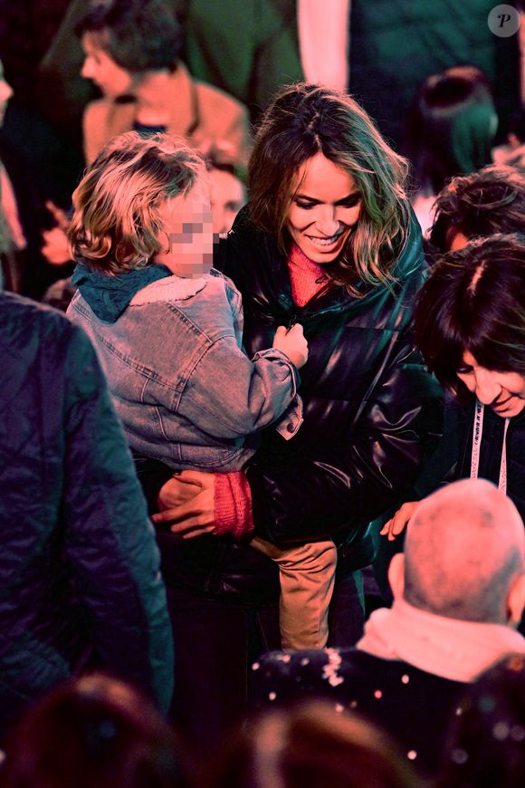 Ses parents ont décidé de protéger son image à tout prix...

Philippe Lacheau, l'acteur, réalisateur, scénariste et animateur français venu en famiile, avec sa femme Elodie Fontan et leur fils Raphaël, durant le premier corso carnavalesque illuminé du Carnaval de Nice 2024 "Roi de la Pop Culture", le 17 février 2024.
 © Bruno Bebert/Bestimage