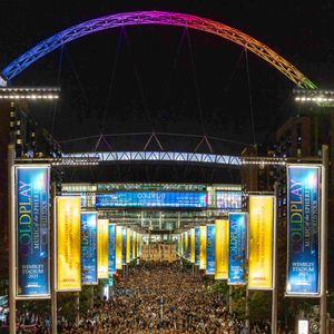Coldplay a clôturé la dernière soirée de leur tournée record de 10 concerts au stade de Wembley en dédiant Fix You à la famille de Charlie Kirk, suite à la mort tragique de l'activiste d'extrême droite. Chris Martin a demandé à la foule d'envoyer de l'amour aux "familles qui ont connu de terribles souffrances". La soirée a également été marquée par une surprise pour l'anniversaire de Jonny Buckland et par une setlist vibrante couvrant les 25 ans de carrière du groupe, le 12 septembre 2025, à Wembley, au Royaume-Uni. Photo by Bav Media/Splash News/ABACAPRESS.COM