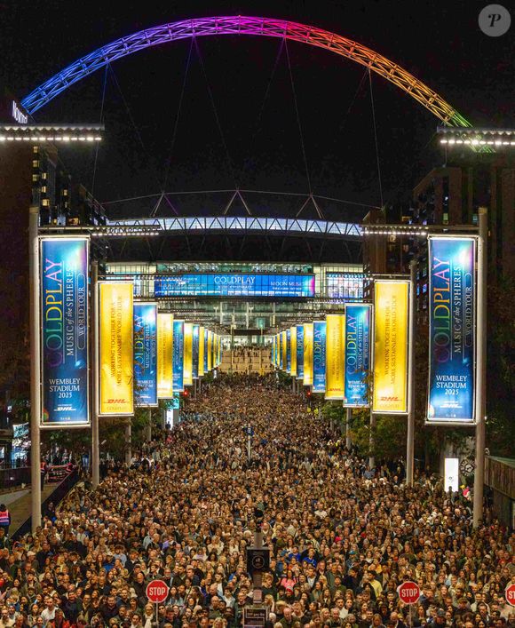 Coldplay a clôturé la dernière soirée de leur tournée record de 10 concerts au stade de Wembley en dédiant Fix You à la famille de Charlie Kirk, suite à la mort tragique de l'activiste d'extrême droite. Chris Martin a demandé à la foule d'envoyer de l'amour aux "familles qui ont connu de terribles souffrances". La soirée a également été marquée par une surprise pour l'anniversaire de Jonny Buckland et par une setlist vibrante couvrant les 25 ans de carrière du groupe, le 12 septembre 2025, à Wembley, au Royaume-Uni. Photo by Bav Media/Splash News/ABACAPRESS.COM