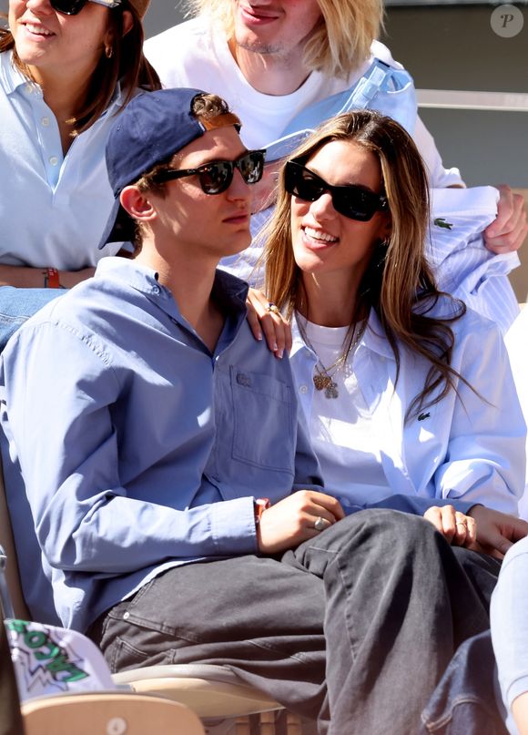 Aliocha Schneider et sa compagne la chanteuse Charlotte Cardin - Célébrités dans les tribunes des Internationaux de France de tennis de Roland Garros 2024 à Paris le 7 juin 2024.  © Jacovides-Moreau/Bestimage