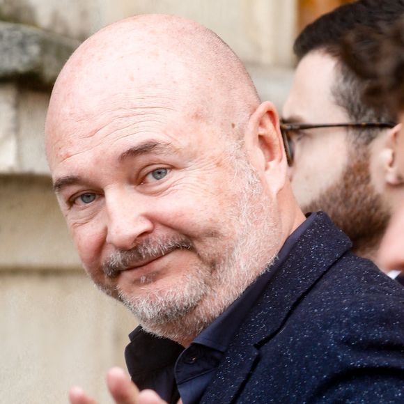 "Le Parisien" précise dans ses colonnes que Sébastien Cauet et Nathalie Dartois l'accusent aussi d'"appels en numéro masqué avec une voix trafiquée". Notons que cette personne reste présumée innocente des faits qui lui sont reprochés.

Suspendu de l'antenne après une enquête pour viol, Sébastien Cauet réclame en justice son retour sur NRJ au tribunal de commerce de Paris, France, le 18 mars 2024. © Christophe Clovis/Bestimage