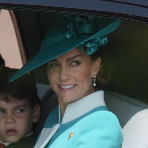 Mais où est Kate Middleton ?
Le prince Louis de Galles, Catherine (Kate) Middleton, princesse de Galles - Les membres de la famille royale britannique arrivent à Buckingham Palace pour la cérémonie Trooping the Colour à Londres. Affecté par le crash du Boeing 787 Dreamliner à Ahmedabad du 12 juin, le souverain et les officiels porteront un brassard noir en hommage aux plus de 270 victimes. Bon nombre d'elles étaient des ressortissants britanniques. 
© James Whatling / Bestimage