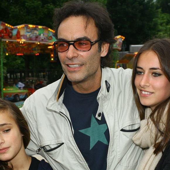 deux jeunes femmes désormais, nées de son couple passé avec Sophie Clérico

Anthony Delon avec ses filles Liv et Loup - Inauguration de la fete foraine des Tuileries a Paris
Le 28 Juin 2013. © JLPPA / Bestimage