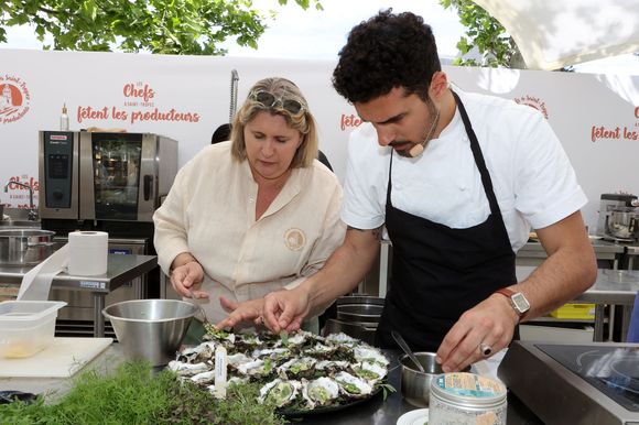 Les Chefs à Saint-Tropez fêtent les producteurs - Démonstration culinaire avec La Cheffe Stéphanie Le Quellec - La Scène - Paris et Les Candidats Quentin Maufrais et Jorick Dorignac - TopChef 2024, le 6 mai 2024, place des Lices à Saint-Tropez.

Photo : Jorick Dorignac et Stéphanie Le Quellec © Jean-Marc Lhomer/Bestimage