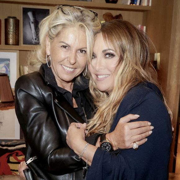 Maya et Matteo sont ses deux derniers, qu'elle a eu avec son époux Mathieu Lecat

Exclusif - Caroline Margeridon, Hélène Segara - Hélène Segara reçoit un Samuraï Moderne grand modèle des mains de l’Artiste Wesley Fellous, et de Caroline Margeridon, à l’Hotel Brach de Paris, France, le 5 décembre 2022. © Jack Tribeca/Bestimage