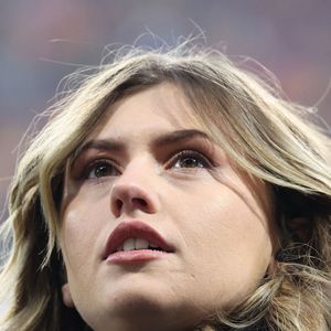 Marine (Star Academy 2024) chante "Les Corons" en hommage à Pierre Bachelet, pour le 20ème anniversaire de sa mort, lors du match de Ligue 1 McDonald's "Lens - Strasbourg (0-2)" au stade Bollaert-Delelis, le 16 février 2025. Laurent Sanson/PsnewZ/Bestimage