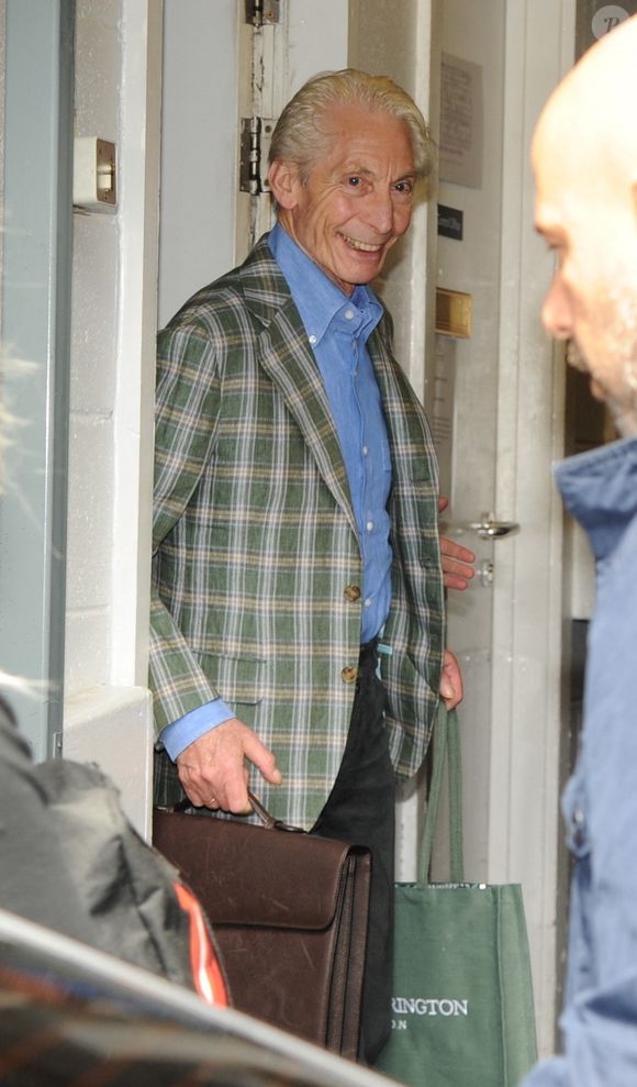 Sur le site de l’agence immobilière Savills.

Charlie Watts - Les membres des Rolling Stones à la sortie de leur hôtel à Manchester. Le 6 juin 2018
Bestimage - Backgrid UK