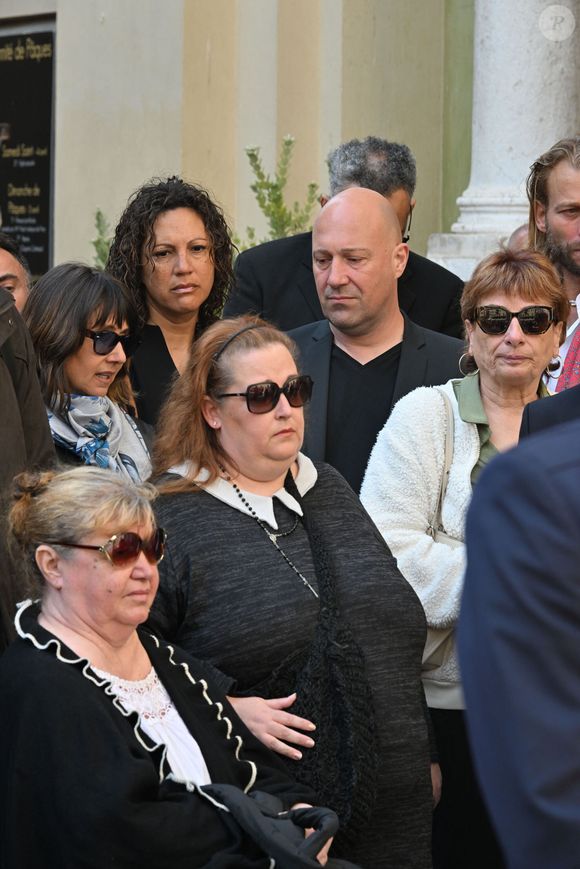 Alexia Laroche-Joubert, Julie et Christophe Mercy, Violette Petrucciani (mère de Loana) - Sorties des obsèques de Loana Petrucciani en la cathédrale Sainte-Réparate à Nice le 10 avril 2026. L'ancienne star de téléréalité a été retrouvée morte dans son appartement niçois par les autorités, le 25 mars dernier. © Bruno Bebert/Bestimage