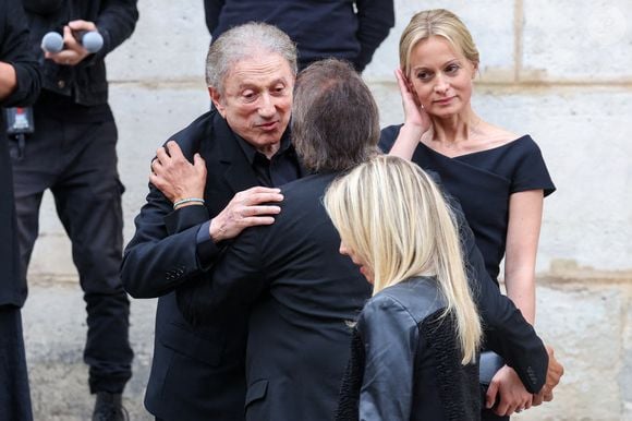 Michel Drucker, Audrey Crespo-Mara, Laurent Voulzy et sa compagne Isaure Le Faou - Sorties des obsèques de Thierry Ardisson en l’église Saint-Roch de Paris, France, le 17 juillet 2025. © Clovis-Jacovides/Bestimage