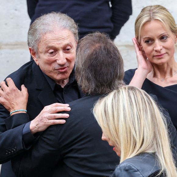 Michel Drucker, Audrey Crespo-Mara, Laurent Voulzy et sa compagne Isaure Le Faou - Sorties des obsèques de Thierry Ardisson en l’église Saint-Roch de Paris, France, le 17 juillet 2025. © Clovis-Jacovides/Bestimage