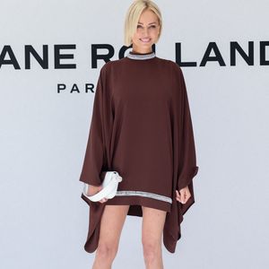 Adriana Sklenarikova (Adriana Karembeu) au photocall du défilé Stéphane Rolland Collection Haute Couture Automne/Hiver 2025-2026 lors de la Fashion Week de Paris (PFW) au théâtre des Champs-Élysées, à Paris, France, le 8 juillet 2025. © Sebastien Fremont/Bestimage
