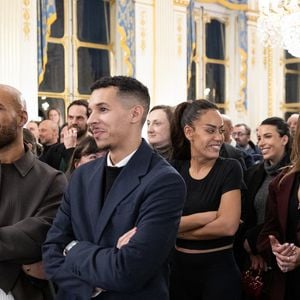 Les artistes et personnalités ont salué le parcours exceptionnel d'Alexandre Kirchhoff.

 Amel Bent, Vitaa, Slimane et Said Boussif - Cérémonie de la remise de la médaille de chevalier de l'ordre des arts et des lettres à Alexandre Kirchhoff, PDG du label Capitol Music France par R.Dati au Ministère de la Culture à Paris le 9 janvier 2026.
Cyril Moreau / Bestimage
