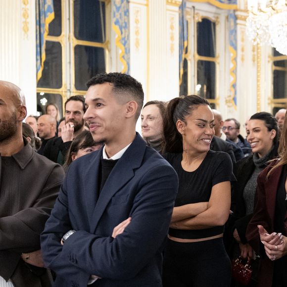 Les artistes et personnalités ont salué le parcours exceptionnel d'Alexandre Kirchhoff.

 Amel Bent, Vitaa, Slimane et Said Boussif - Cérémonie de la remise de la médaille de chevalier de l'ordre des arts et des lettres à Alexandre Kirchhoff, PDG du label Capitol Music France par R.Dati au Ministère de la Culture à Paris le 9 janvier 2026.
Cyril Moreau / Bestimage